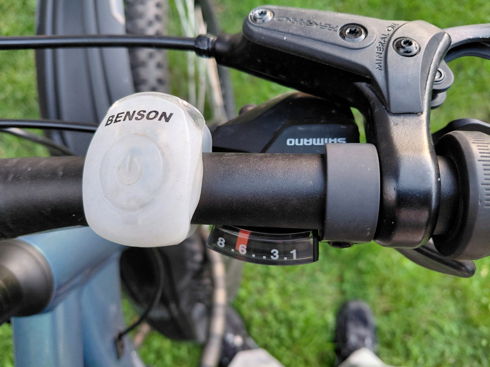 Foto 5 van mountainbike met 2 sloten ringslot en oprolslot met houder