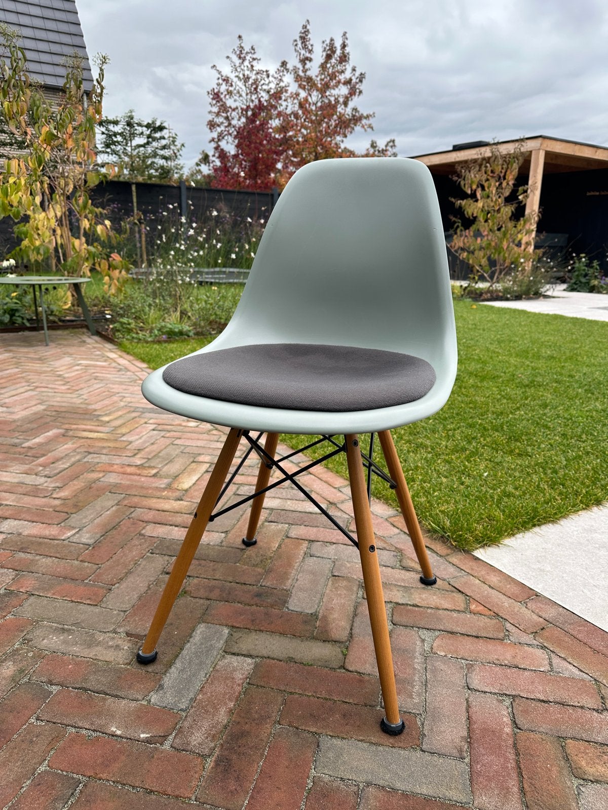 Vitra Eames DSR Eetkamerstoel - Moosgrau met kussen, Huis en Inrichting, Ophalen, Gebruikt, Overige kleuren, Eén