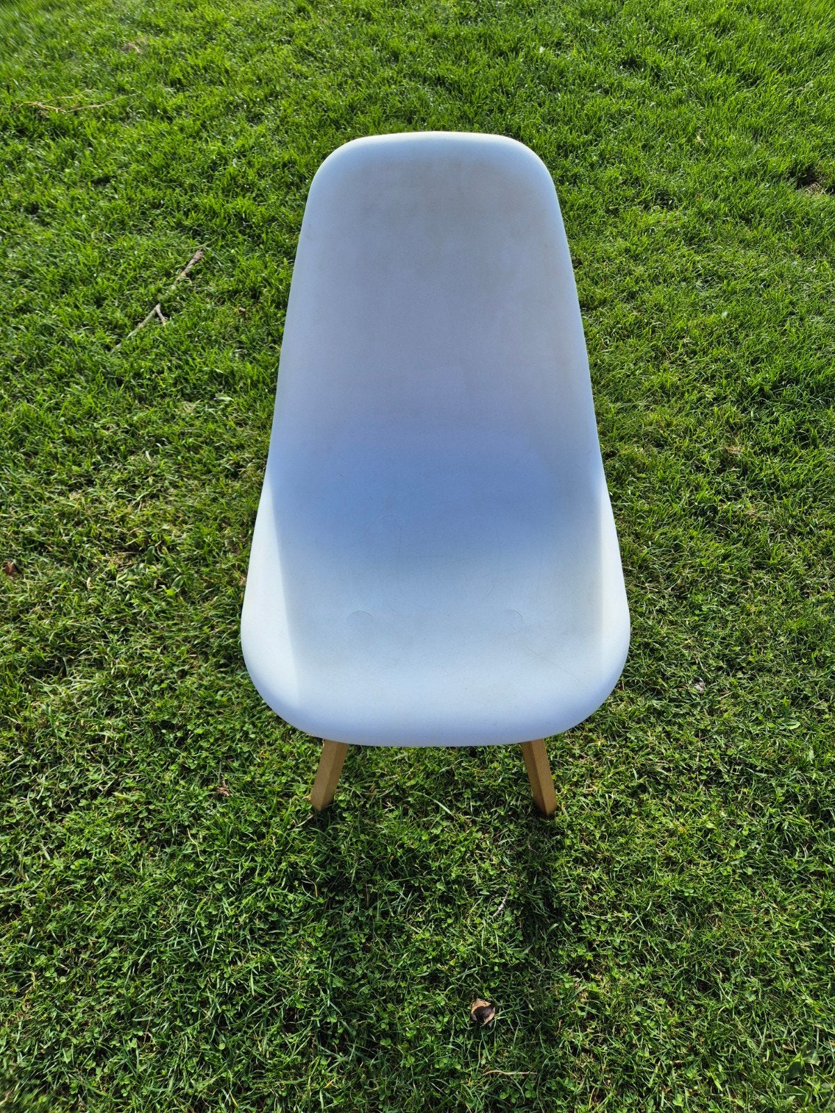 Witte Eames-stijl stoel met houten poten, Gebruikt, Modern, Scandinavisch, Wit, Eén