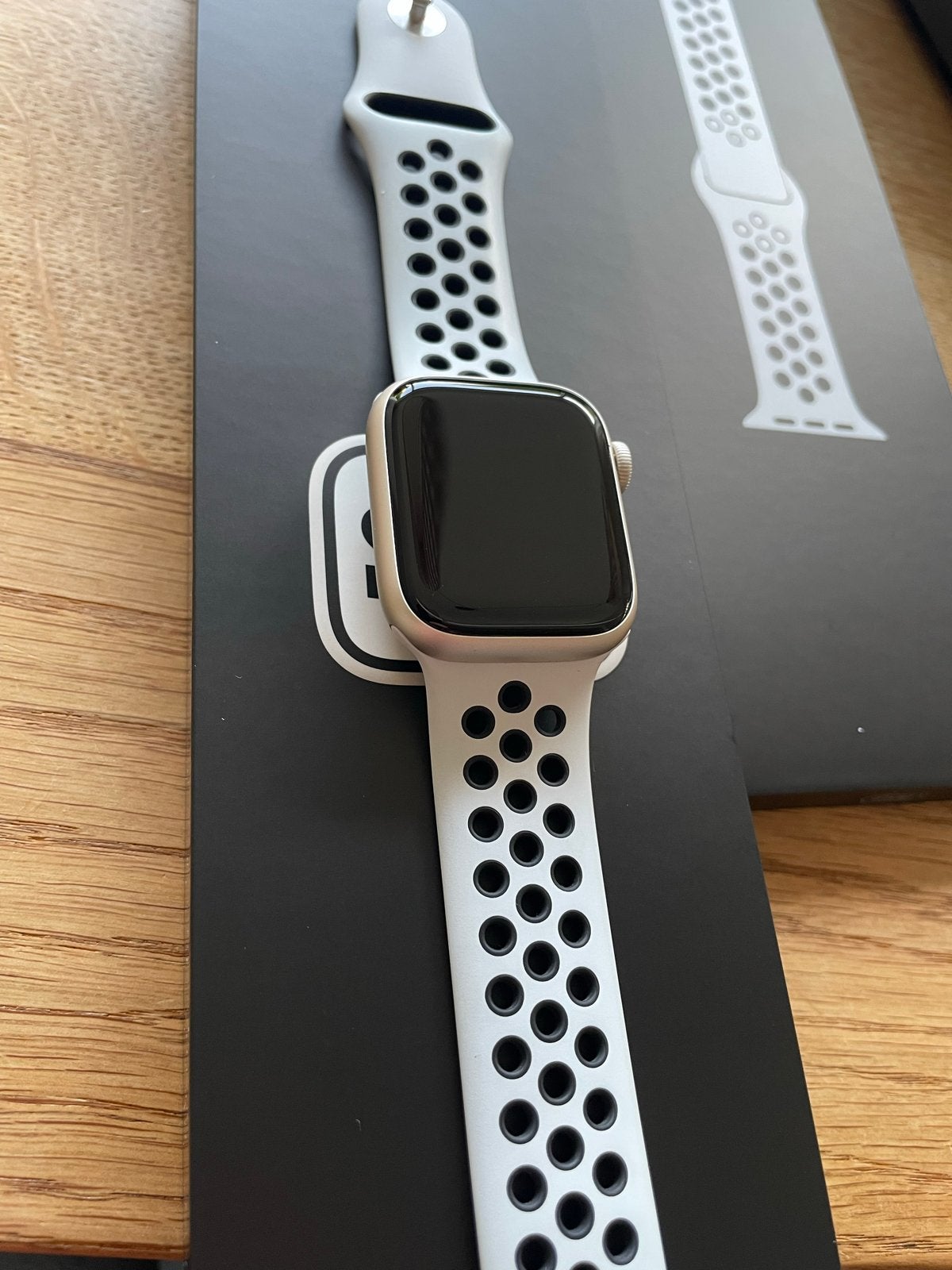Foto 8 van Apple Watch Nike Series 7 41mm witgoud