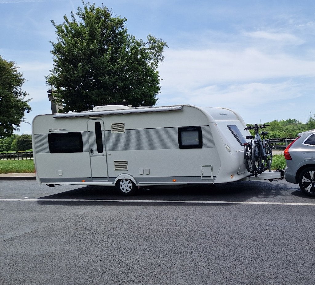 Hobby 560CFE De Luxe Easy Caravan incl Mover Airco voortent, Caravans en Kamperen, Rondzit, Particulier, Kachel, 5 tot 6 meter