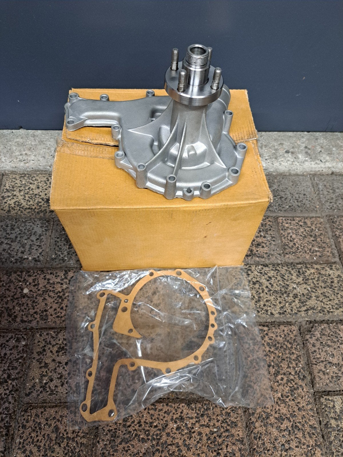 DEFENDER V8 WATERPOMP NIEUW, Ophalen of Verzenden, Nieuw, Land Rover
