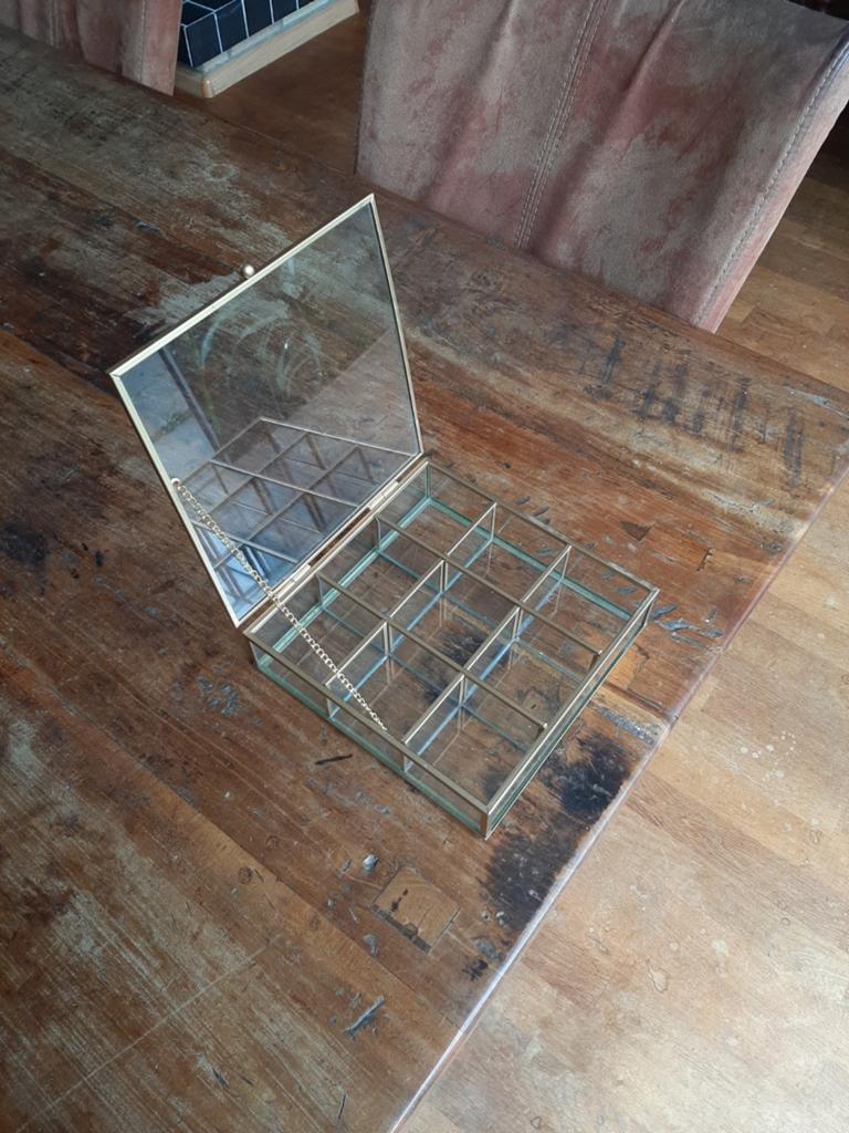 Glazen sieradendoos met 12 vakjes - Goudkleurig, Ophalen of Verzenden, Zo goed als nieuw, Overige kleuren, Hardcase