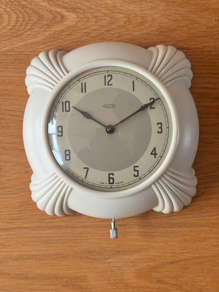 Wit bakkeliete wandklok Art Deco stijl, Ophalen of Verzenden