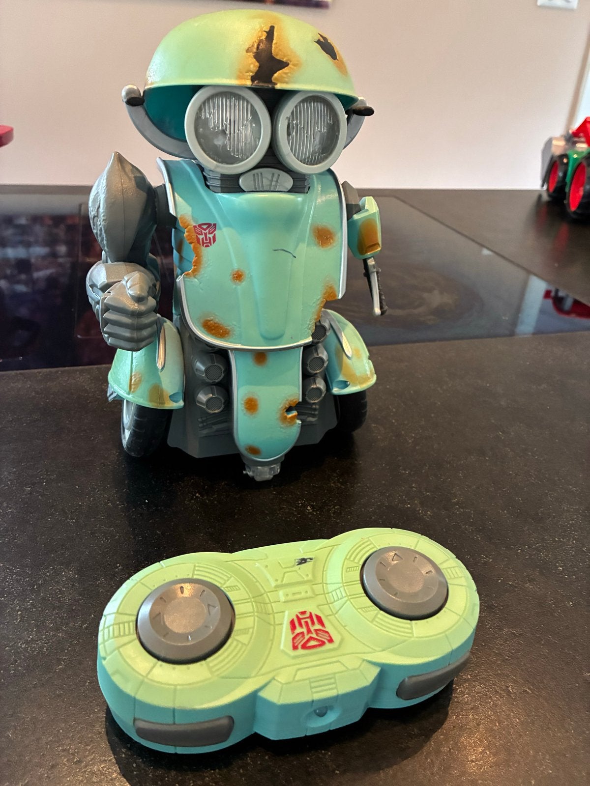 Transformers Bumblebee RC Robot - Zo goed als nieuw, Elektro, Ophalen of Verzenden, Zo goed als nieuw, Auto onroad
