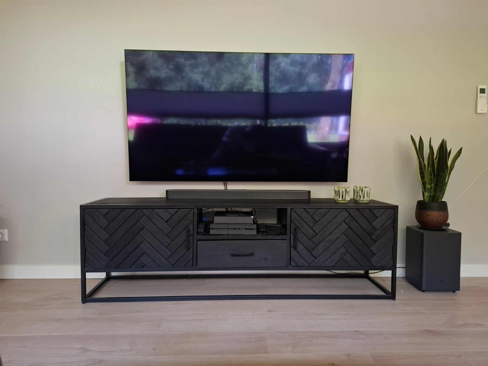 Zwart mangohouten TV kast, Modern, Industrieel, 150 tot 200 cm, Zo goed als nieuw, Minder dan 100 cm