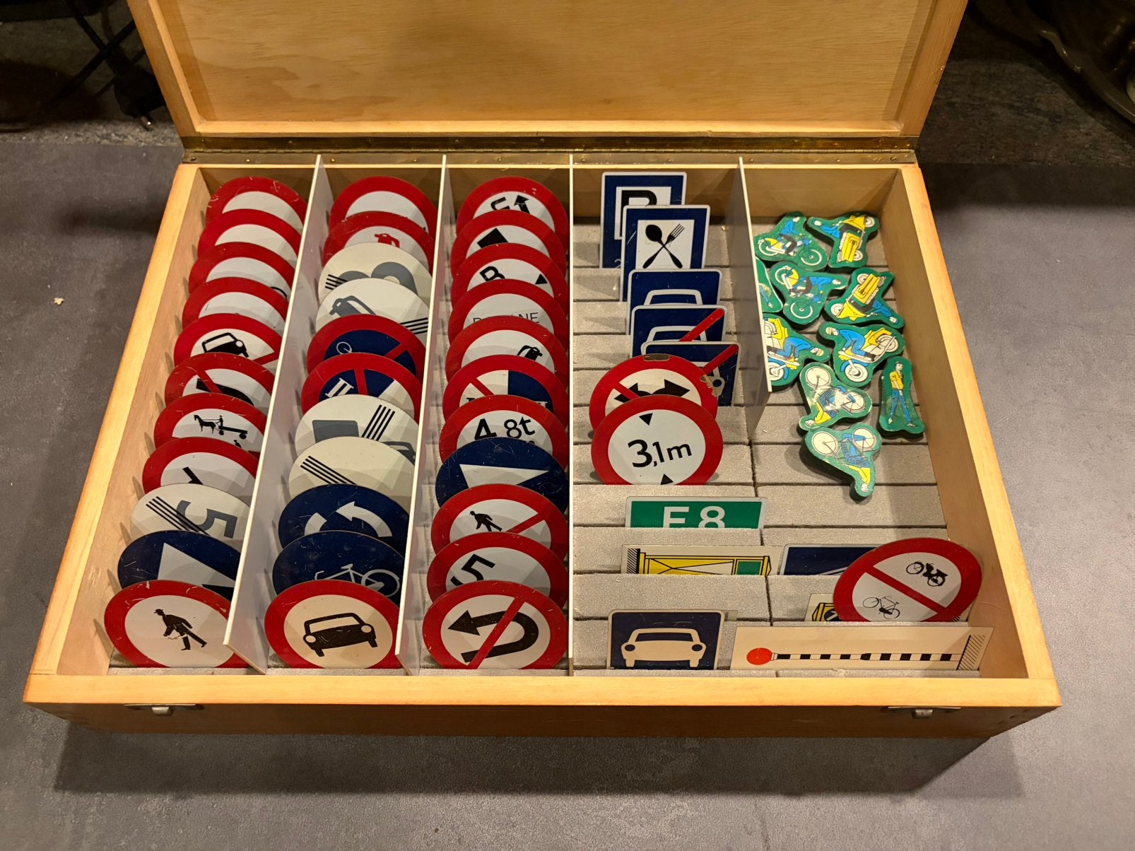 Kist met verkeersbordjes, Antiek en Kunst, Ophalen of Verzenden