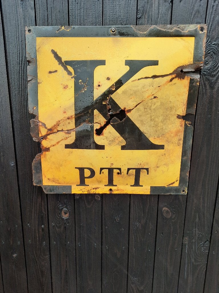 Heel oud en verweerd emaille bord van ptt K, Antiek en Kunst, Ophalen of Verzenden