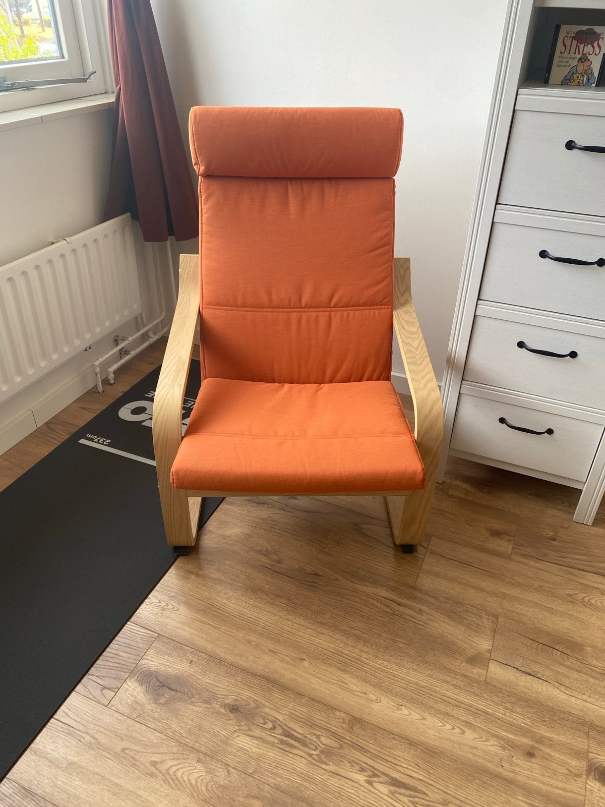 IKEA Poäng fauteuil met oranje kussen, Huis en Inrichting, Fauteuils, Ophalen, 75 tot 100 cm, Zo goed als nieuw, 50 tot 75 cm