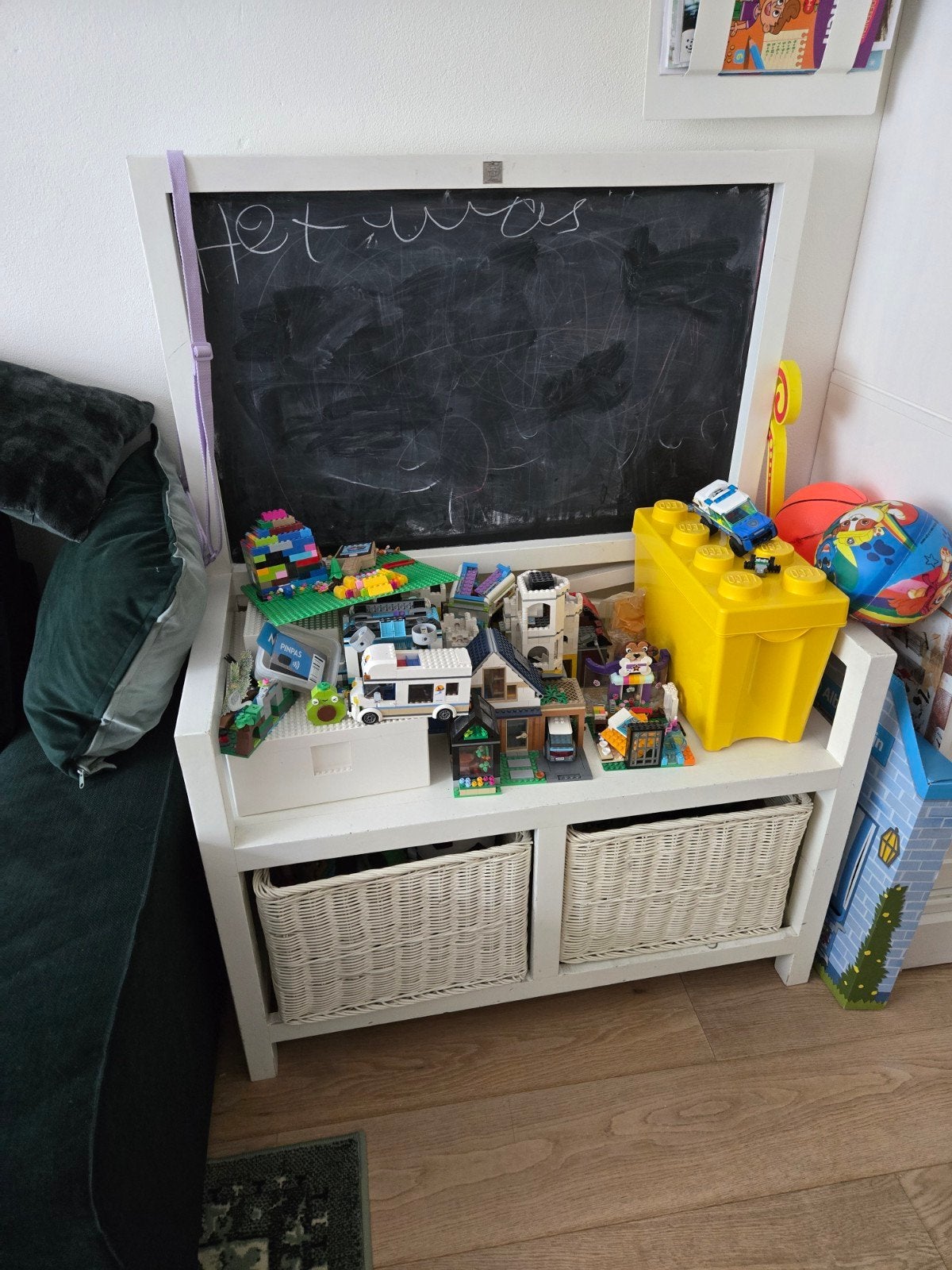 Riviera Maison speelgoedkist met krijtbord en opbergmanden, Ophalen, Gebruikt
