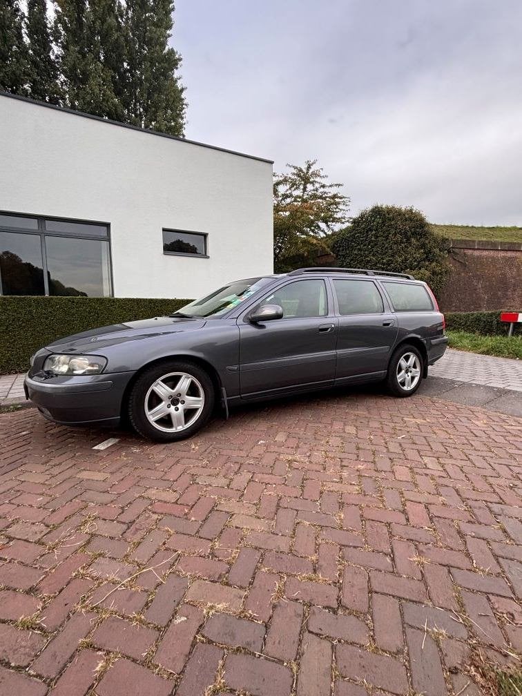 Volvo V70 2.4 D5 AUT 2002 Grijs, Dealer onderhouden, 1800 kg, Beige, 197 €/maand