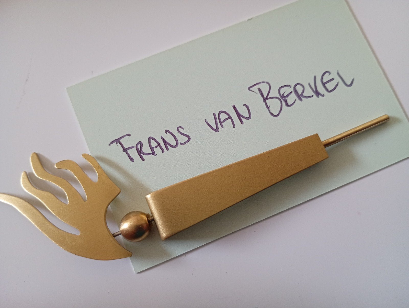 Frans van Berkel. Broche, speld van messing., Sieraden, Tassen en Uiterlijk, Broches, 10 cm of meer, Koper, Geel, Ophalen of Verzenden