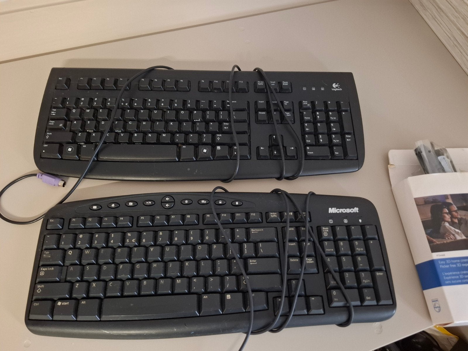 2 werkende toetsenborden microsoft en logitech, Multimediatoetsen, Ophalen of Verzenden, Qwerty, Logitech toetsenbord