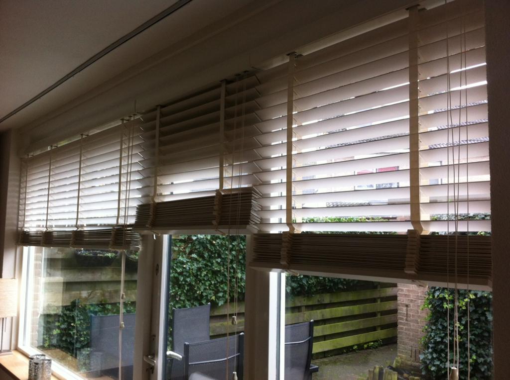 Houten jaloezieën, Huis en Inrichting, Stoffering | Gordijnen en Lamellen, Zo goed als nieuw, Crème, 150 tot 200 cm, 50 tot 100 cm