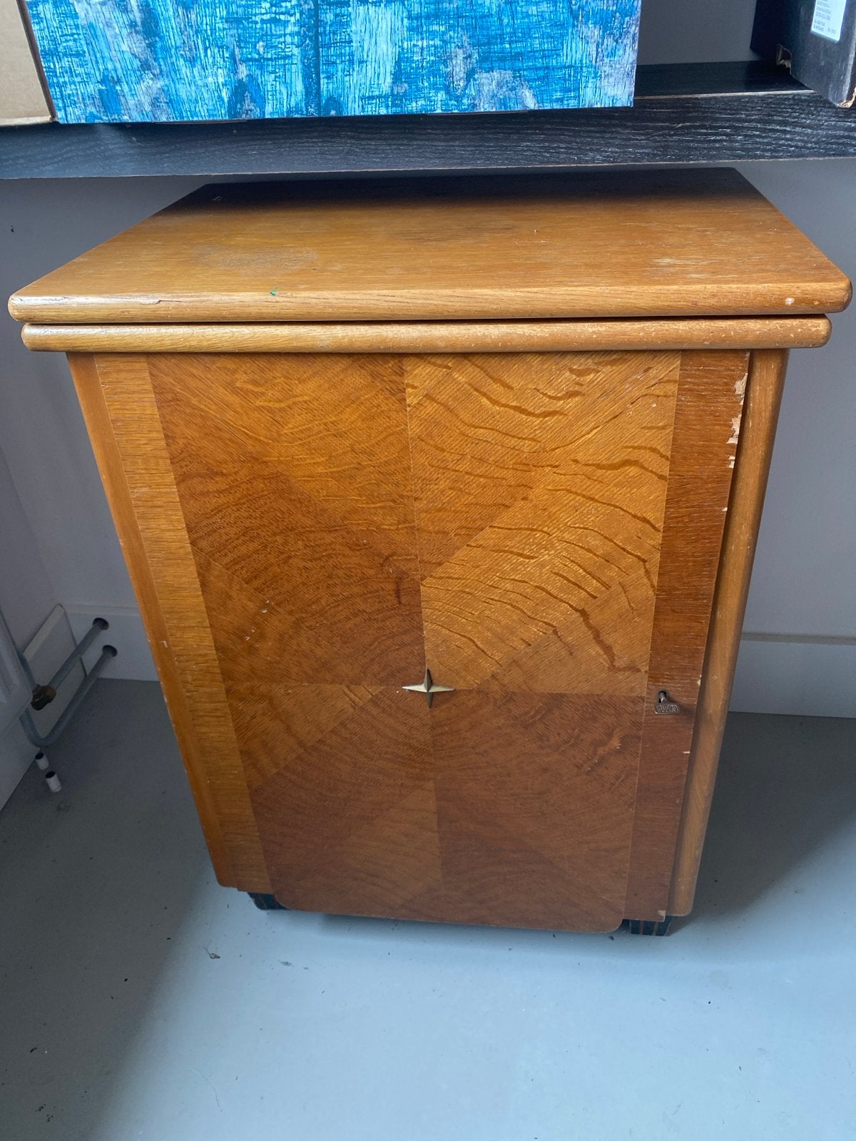 Oude Necchi naaimachine in meubel, Ophalen