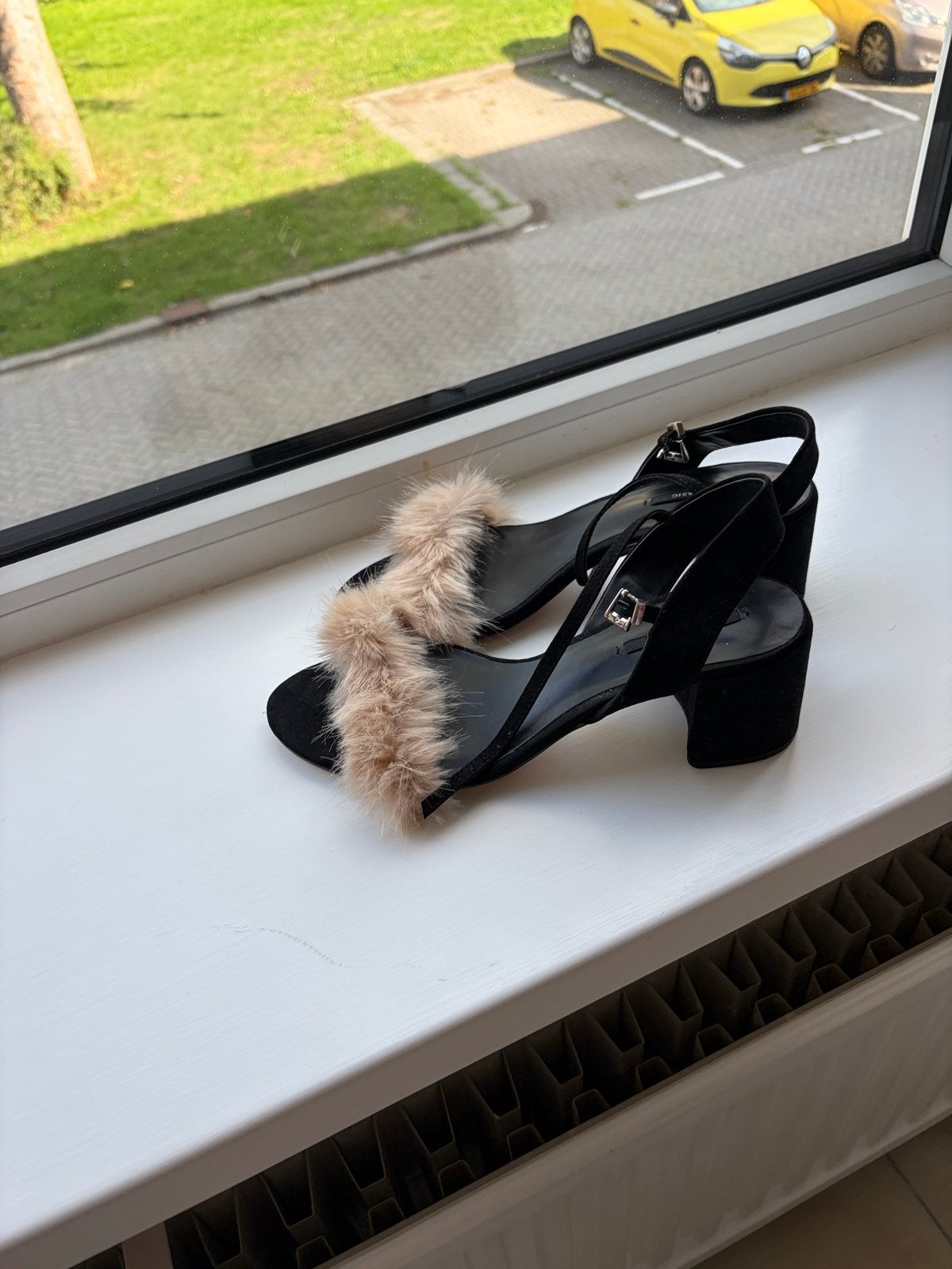 Zara zwarte sandalen met blokhak en faux-fur band, maat 39, Ophalen of Verzenden, Gedragen, Zwart, Sandalen of Muiltjes