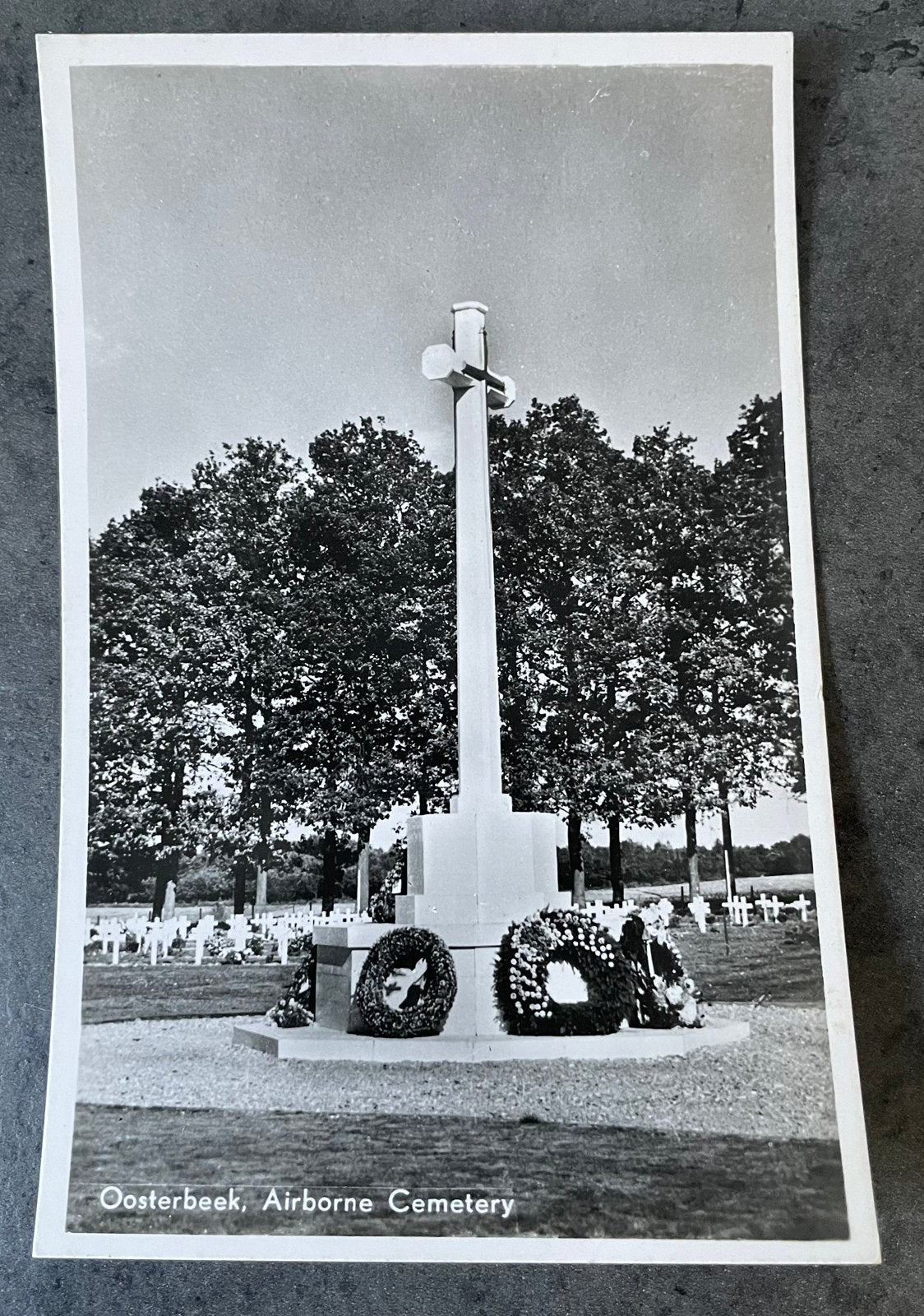 Oude ansichtkaart Airborne begraafplaats Oosterbeek, Ophalen of Verzenden, Nederland, Embleem of Badge