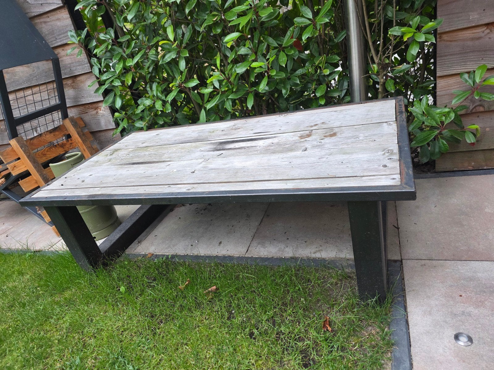 Robuuste tuintafel met houten blad en metalen onderstel, Ophalen, Gebruikt, Rechthoekig, Hout