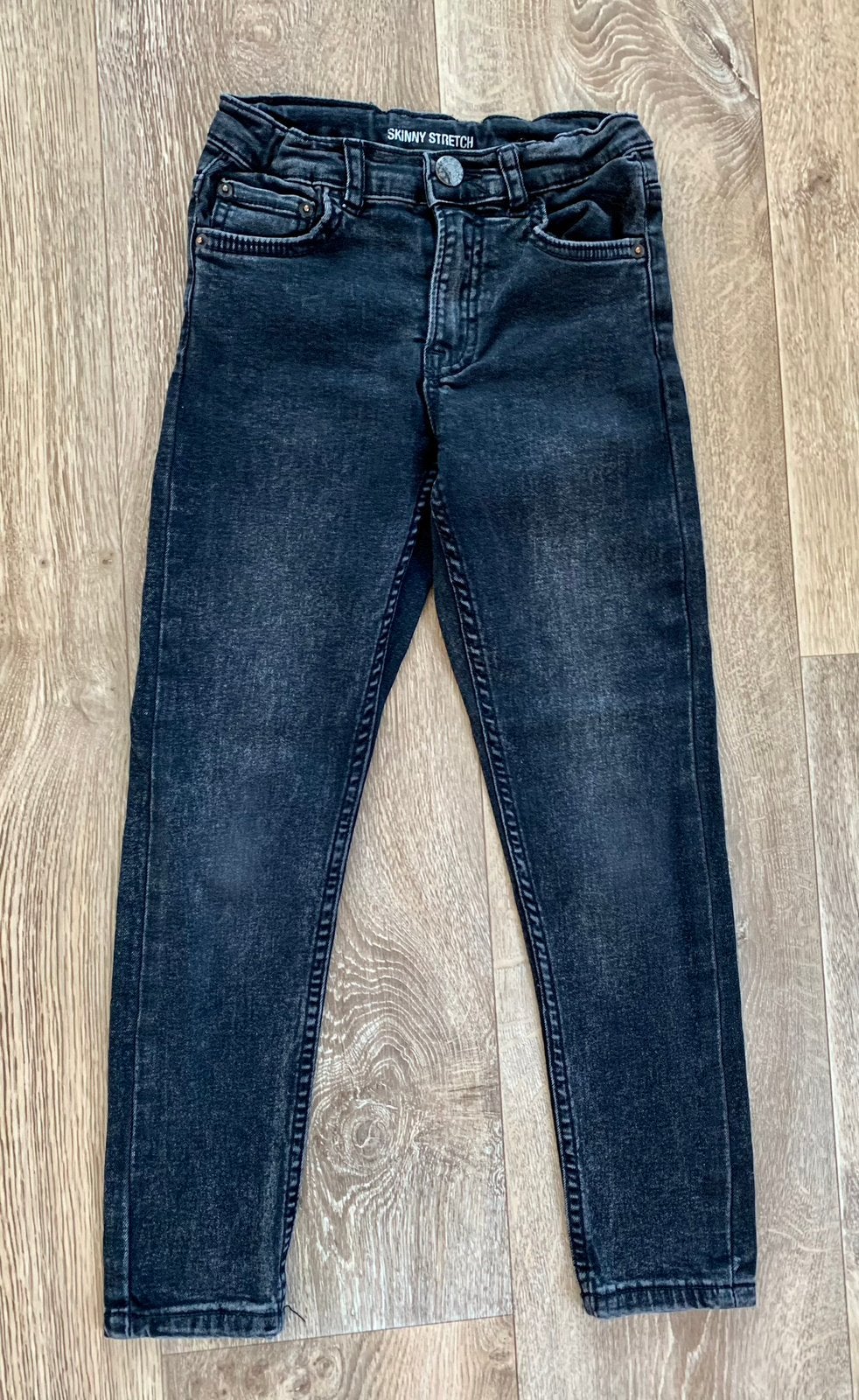 TE KOOP: zwarte skinny jeansbroek van Zara maat 122 ZGAN, Ophalen of Verzenden, Zo goed als nieuw, Jongen, Broek