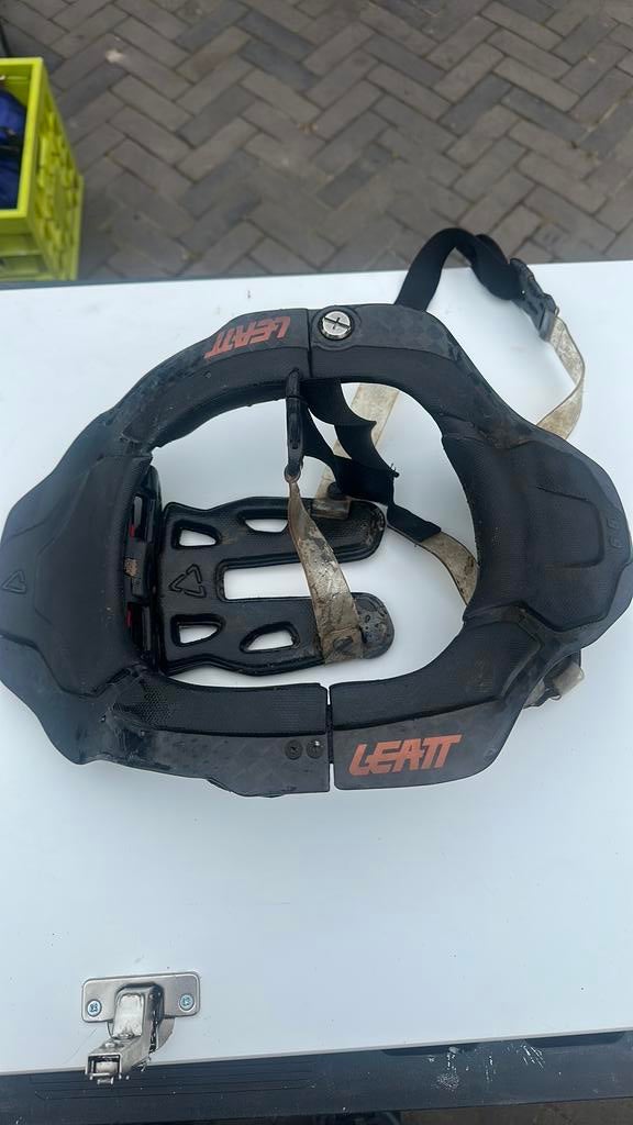 LEATT-six five motorcross neckprotector, Ophalen of Verzenden, Zo goed als nieuw