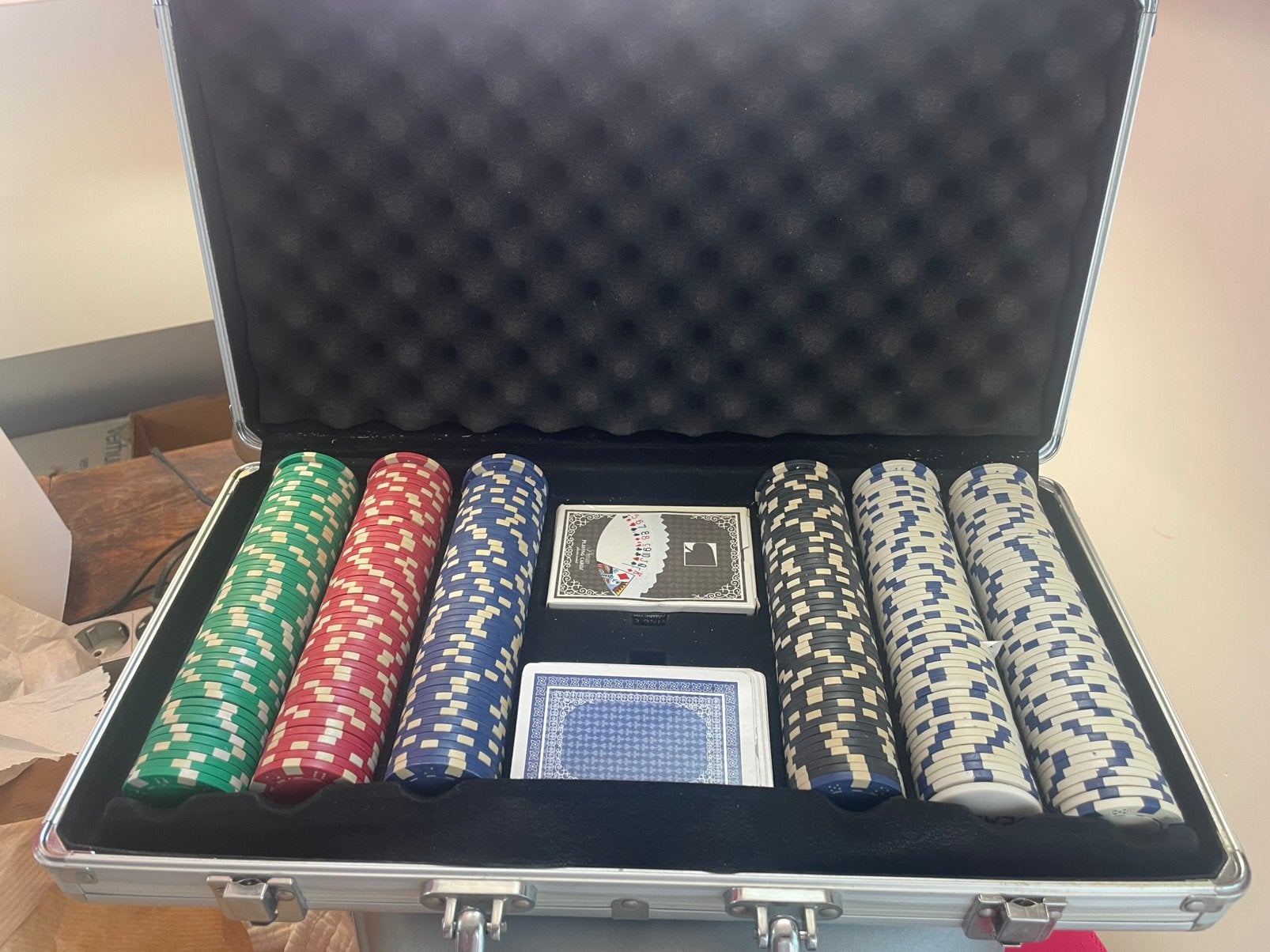 Poker chips set in koffer, Hobby en Vrije tijd, Vijf spelers of meer, Ophalen, Gebruikt