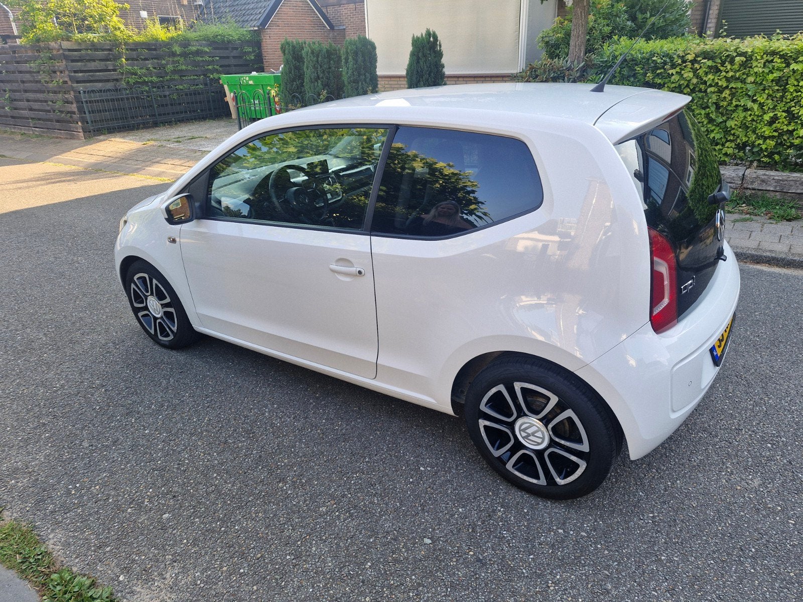 Volkswagen High UP!  2012 Airco/Cruise/Navi/parkeersens, Auto's, Parkeersensor, 74 pk, 4 stoelen, Wit