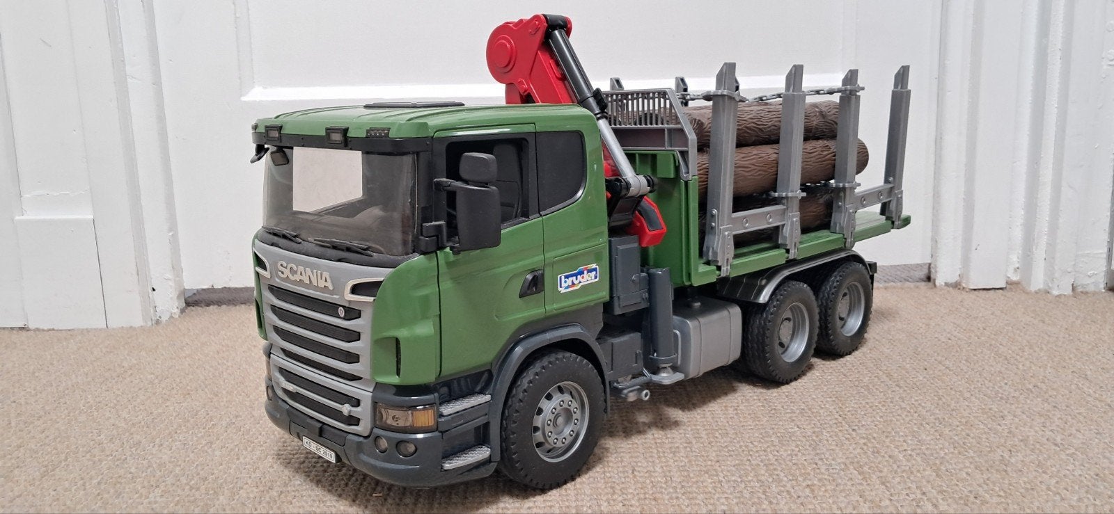 Bruder vrachtwagen Scania R560 V8 met kraan en boomstammen, Ophalen of Verzenden, Gebruikt