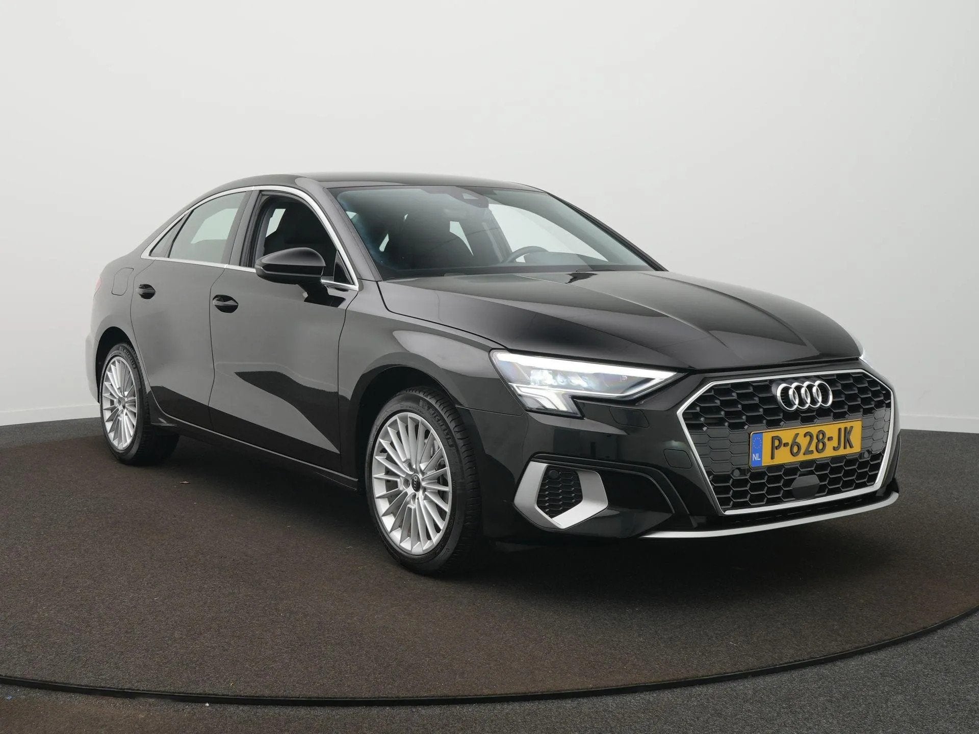 Audi A3 Limousine 30 TFSI Advanced edition (bj 2022), Automatische klimaatregeling, Gebruikt, 680 kg, Zwart