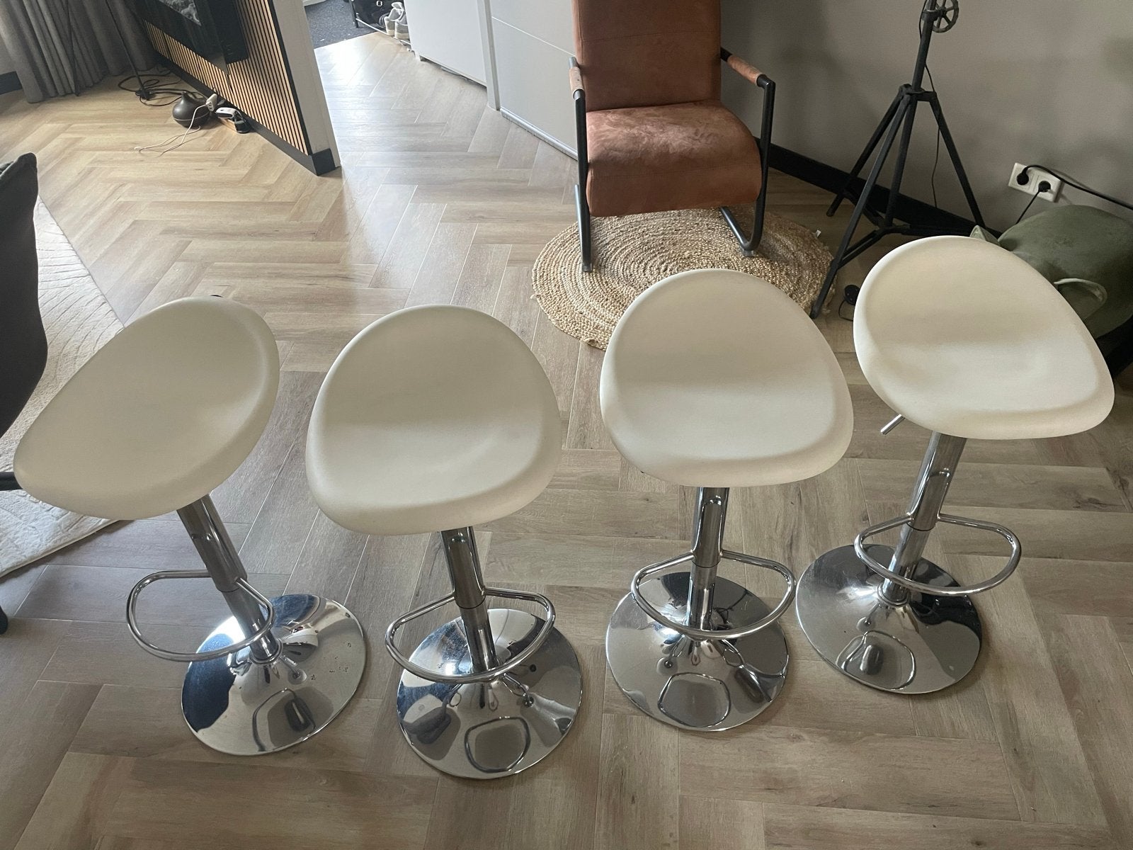 Set van 4 moderne witte barkrukken, verstelbaar, Ophalen, Kunststof, Gebruikt, In hoogte verstelbaar