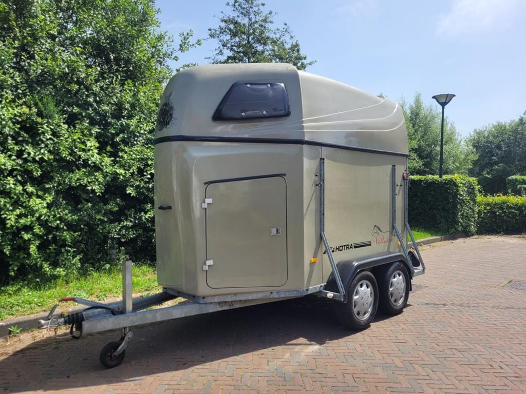 Hotra Polyester 2 paards trailer zadelkamer kunststof bodem, Ophalen of Verzenden, Zo goed als nieuw, Polyester, 2-paards trailer