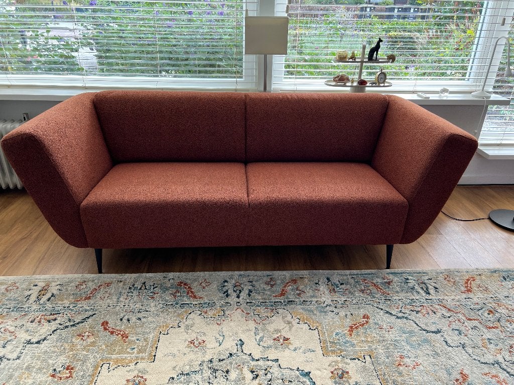 Moderne 2,5-zitsbank in terracotta stof, Huis en Inrichting, Ophalen, Tweepersoons, 75 tot 100 cm, Zo goed als nieuw