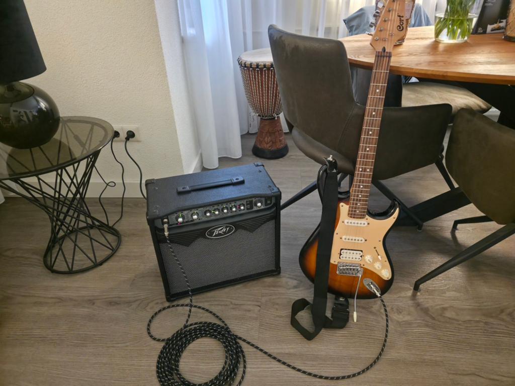 Beginners set elektrische gitaar met nieuwe snaren, Gebruikt, Met versterker, Solid body, Ophalen