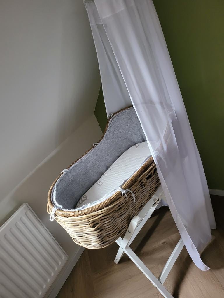 Prachtige rieten wiegmand / Moses basket – incl standaard, Kinderen en Baby's, Babywiegjes en Ledikanten, Ophalen of Verzenden