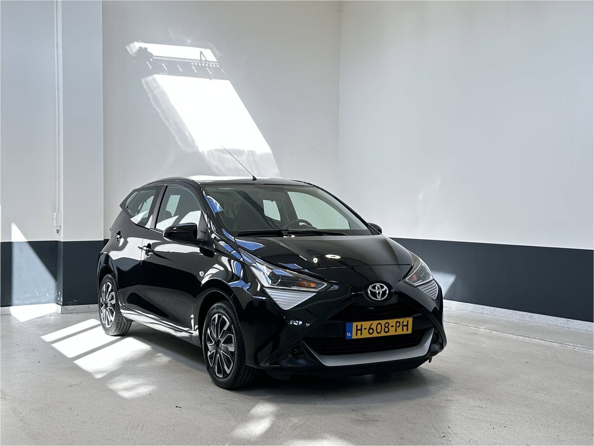 Toyota Aygo 1.0 VVT-i x-play | NL | 1 Eig | Apple Carplay/ A, Stof, Gebruikt, 4 stoelen, Zwart
