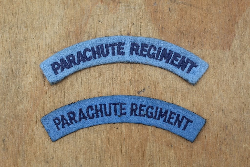 /I\ Britse Airborne Parachute Regiment Shoulder Titles 2x, Ophalen of Verzenden, Engeland, Embleem of Badge