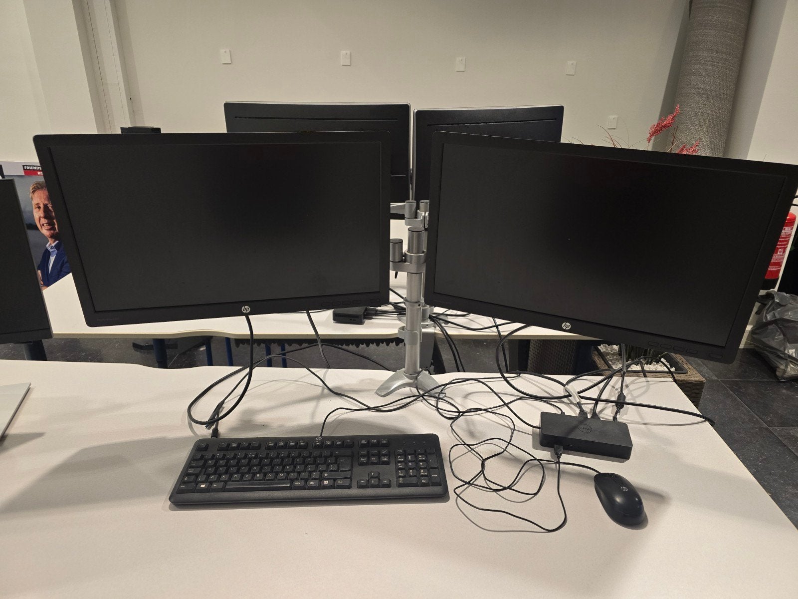 Computerschermen HP en Dell, met standaard, toetsenbord etc, Computers en Software, Monitoren, Ophalen, IPS, Full HD, Zo goed als nieuw