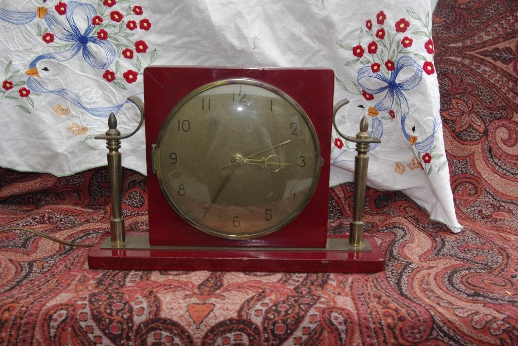 Vintage rode tafelklok met messing accenten, Gebruikt, Vintage, Analoog, Ophalen of Verzenden