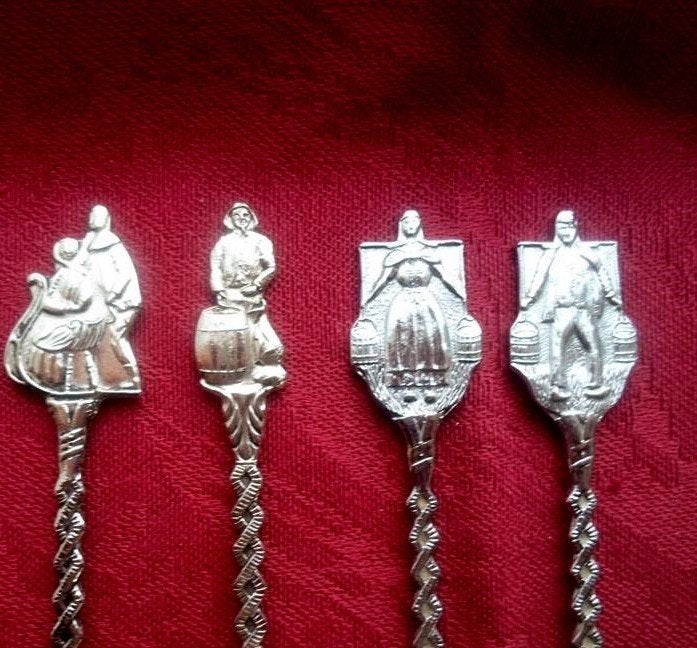 4 Hollandse lepeltjes. Slee - Visser - Boerin - Boer, Ophalen of Verzenden, Zo goed als nieuw, Metaal, Bestek