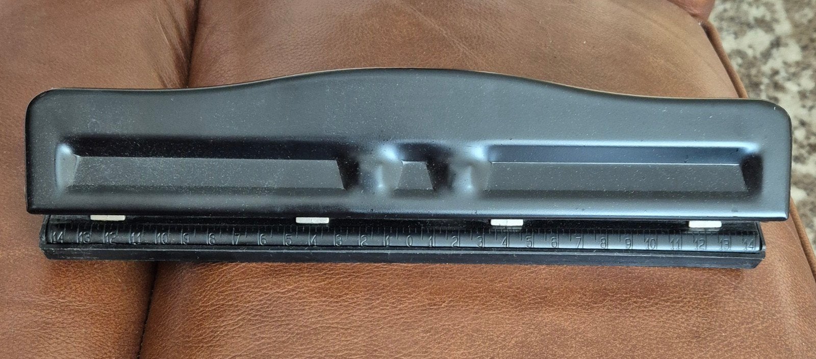 Perforator in doos, 4 gaats.. Kleur: zwart

€10 ophalen Den, Ophalen