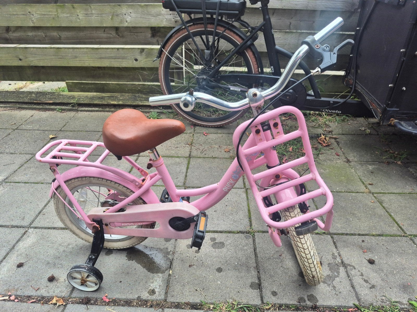 Roze kinderfiets met zijwieltjes - 14 inch puck nogan, Ophalen, Zijwieltjes, Gebruikt, Velgrem