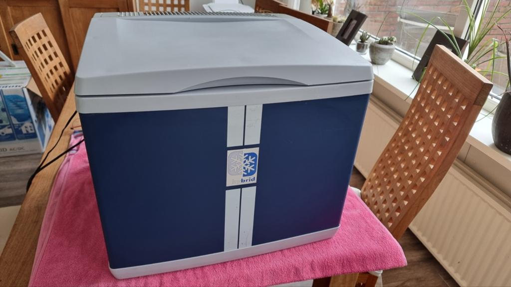Te koop mooie B40 Mobicool koelbox. Zgan. Hybride Compressor, Caravans en Kamperen, Ophalen of Verzenden, Zo goed als nieuw, Koelbox