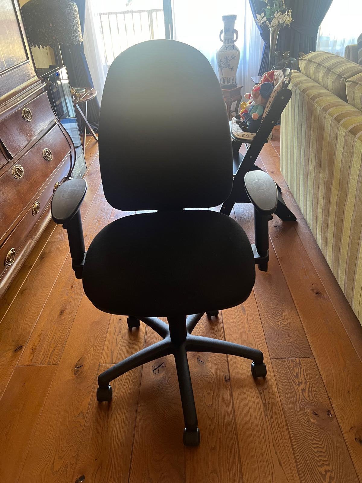 Te koop bureaustoel en vloerbeschermer, Ophalen, Zo goed als nieuw, Zwart, Bureaustoel