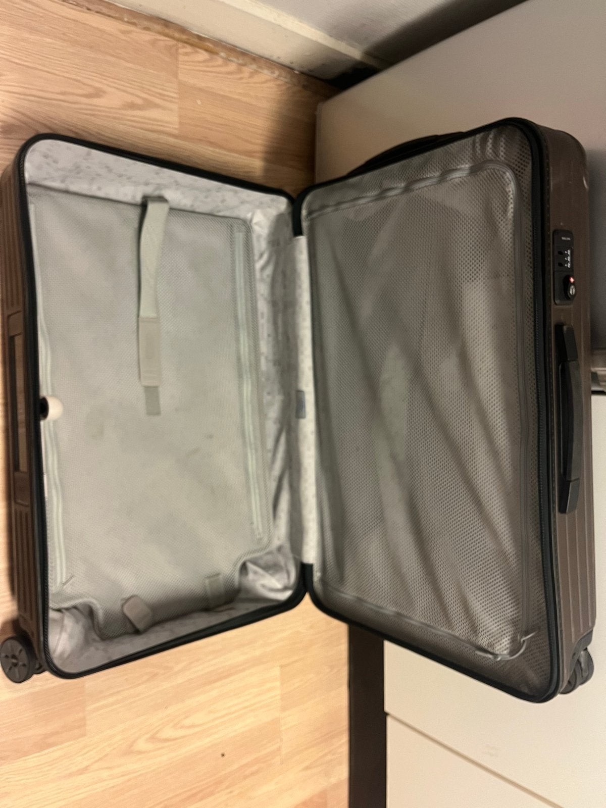 Rimowa Salsa Essential Matt Bruin 4-wiel Spinner Koffer, Gebruikt, Hard kunststof, 45 tot 55 cm, Slot