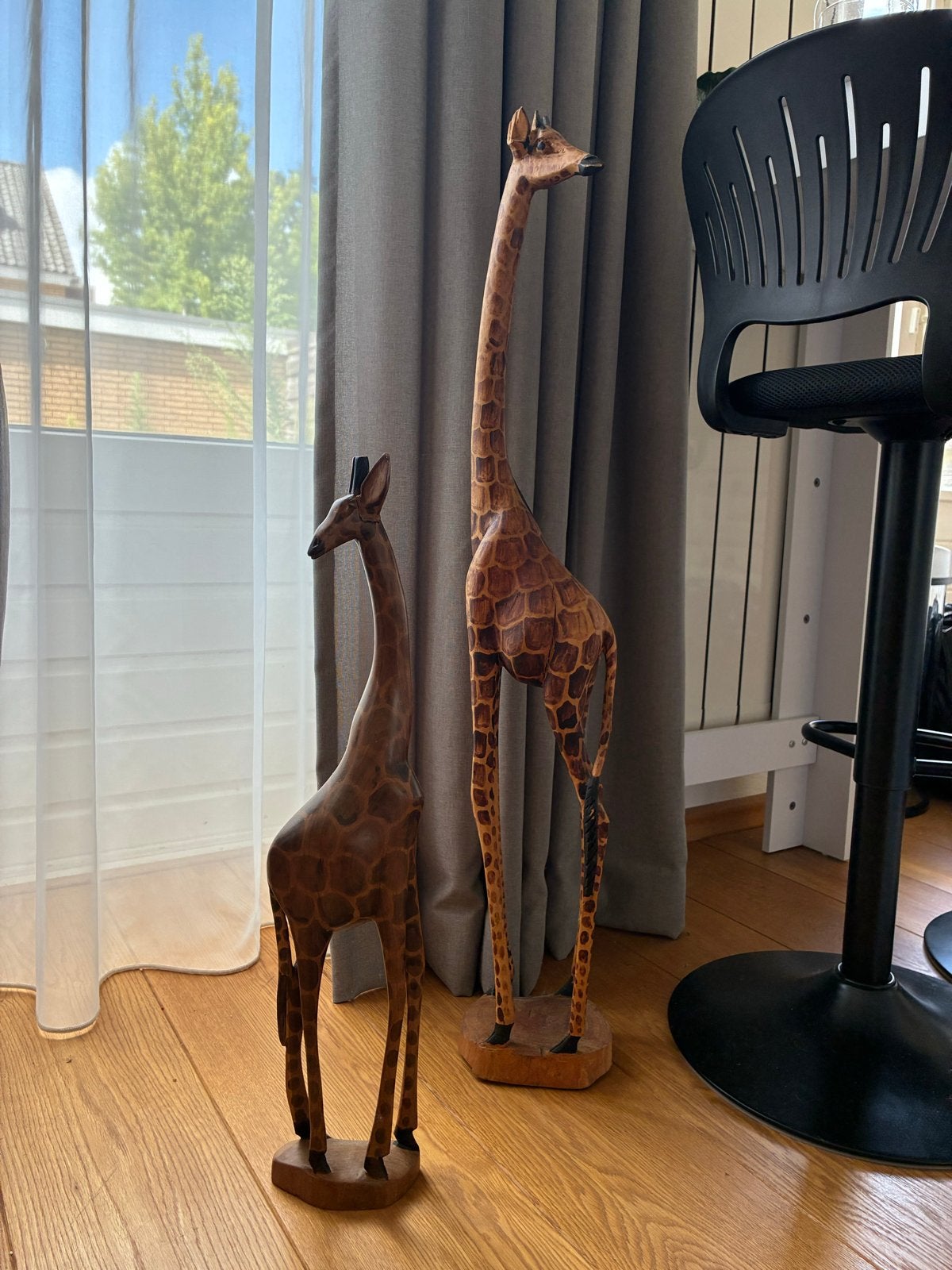 Set van 2 handgesneden houten giraffen. 80 en 93 hoog., Huis en Inrichting, Ophalen, Hout, Gebruikt, Overige stijlen
