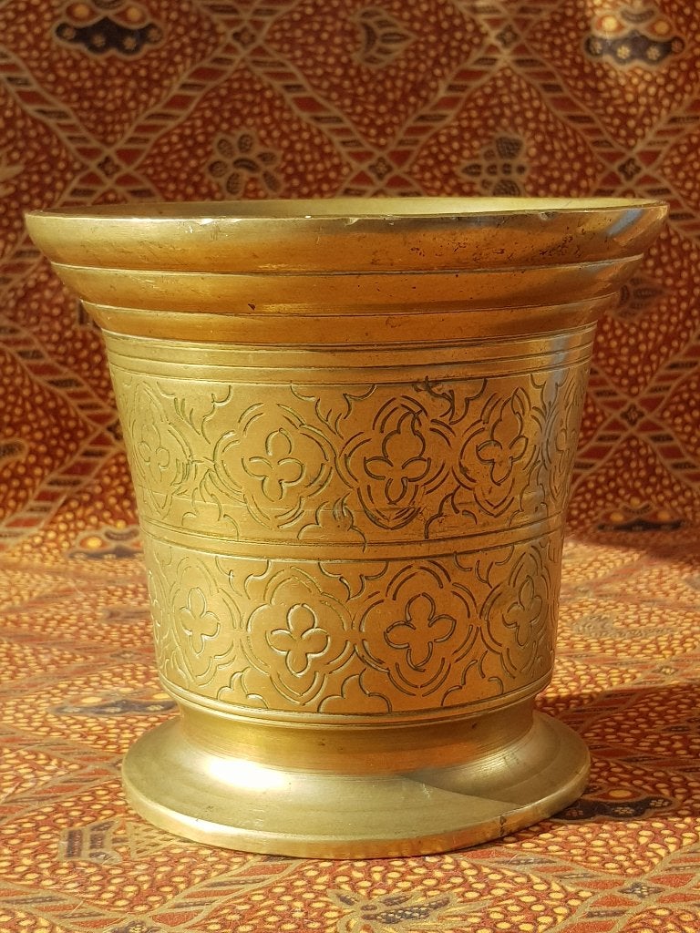 Mooie grote antieke Oosterse vijzel van brons 13,4 cm.