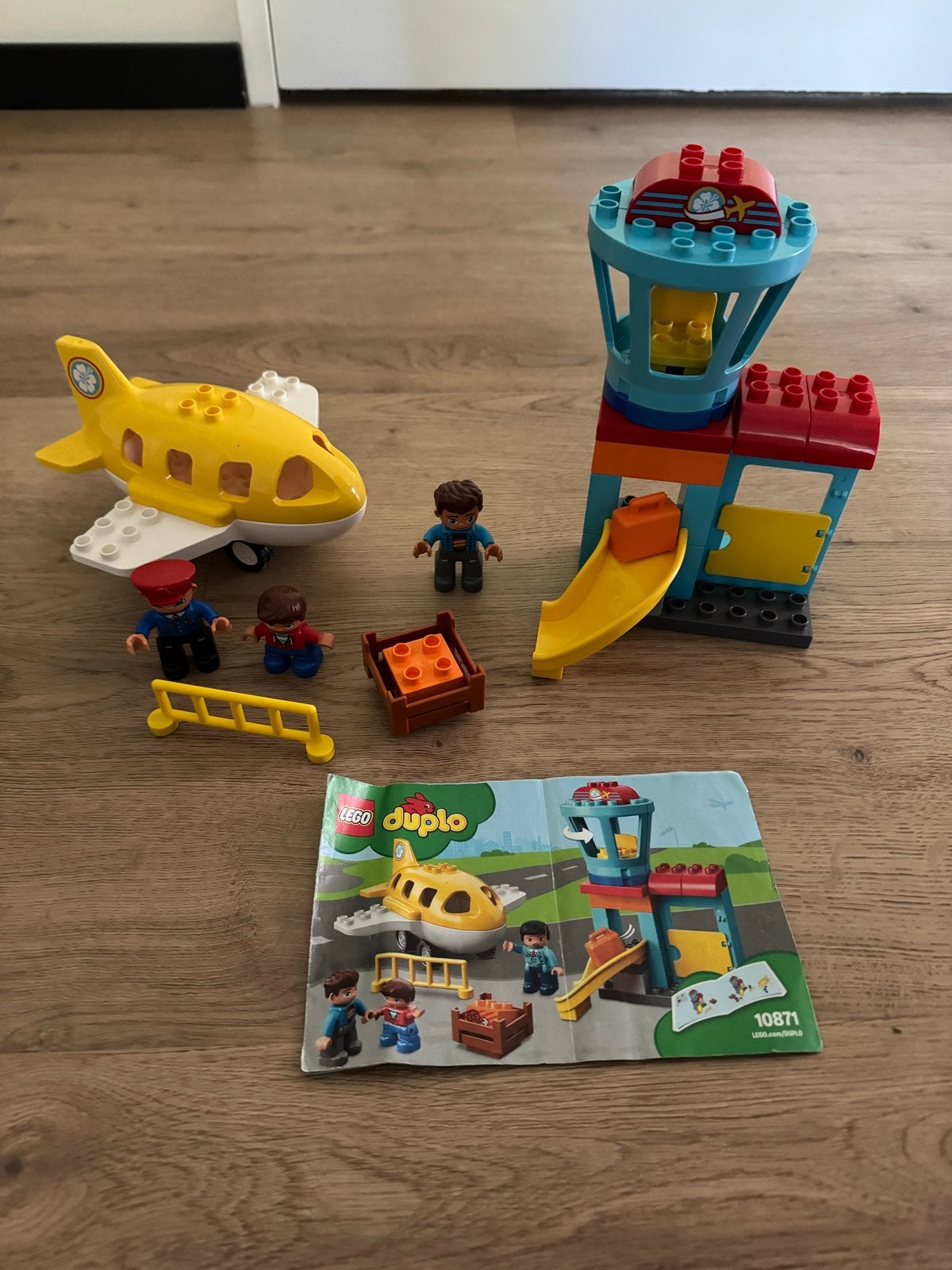 Lego Duplo Vliegveld 10871 met vliegtuig en figuren, Overige thema's, Ophalen of Verzenden, Zo goed als nieuw, Duplo
