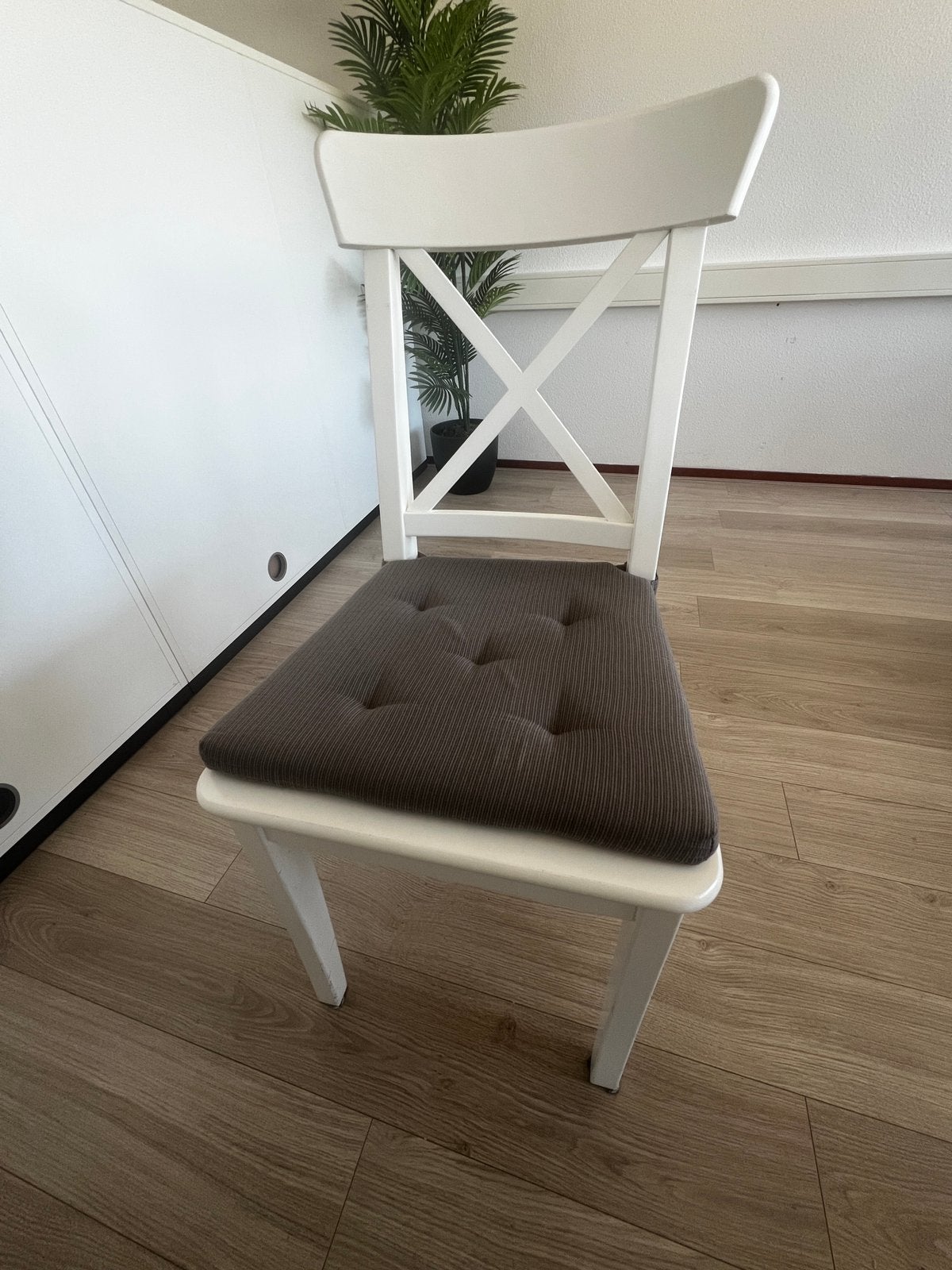 8 stuks IKEA  eettafel stoel wit hout met zitkussen, Huis en Inrichting, Stoelen, Ophalen, Zo goed als nieuw, Wit, Hout