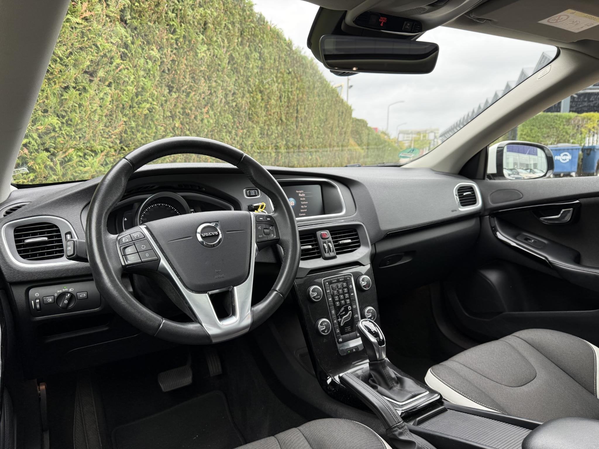 Volvo V40 D3 Dynamic Edition Panodak Automaat, Auto's, Gebruikt, Euro 6, 4 cilinders, Leder en Stof