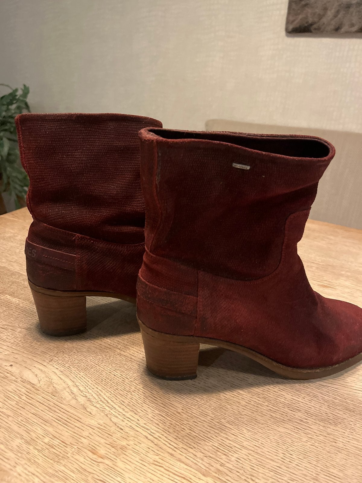 Shabbies Amsterdam suède enkellaarzen bordeauxrood maat 41, Kleding | Dames, Ophalen of Verzenden, Gedragen, Rood, Lage of Enkellaarzen