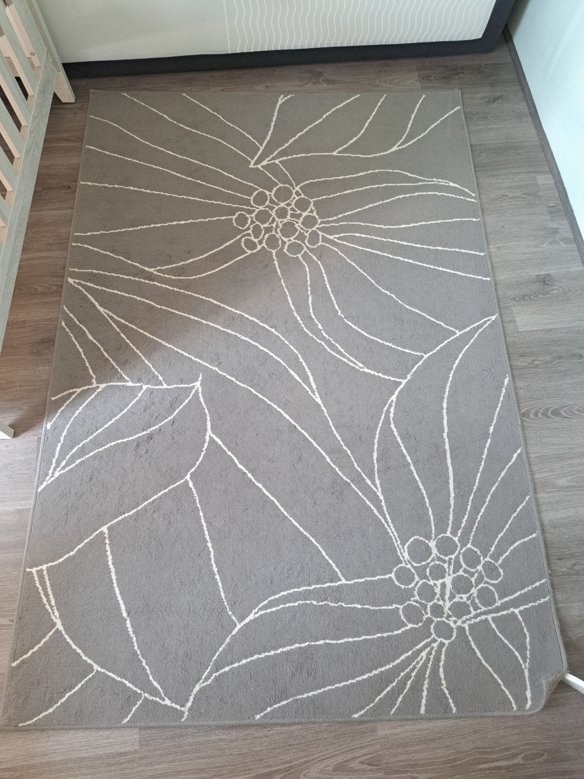 IKEA GISELEV tapijt grijs/taupe met wit bloemmotief, Huis en Inrichting, Stoffering | Tapijten en Kleden, Gebruikt, 200 cm of meer
